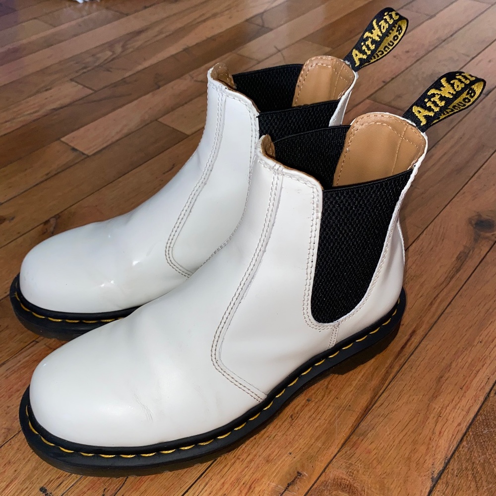 Dr Martens 2976 YELLOW STITCH SMOOTH LEATHER CHELSEA BOOTS